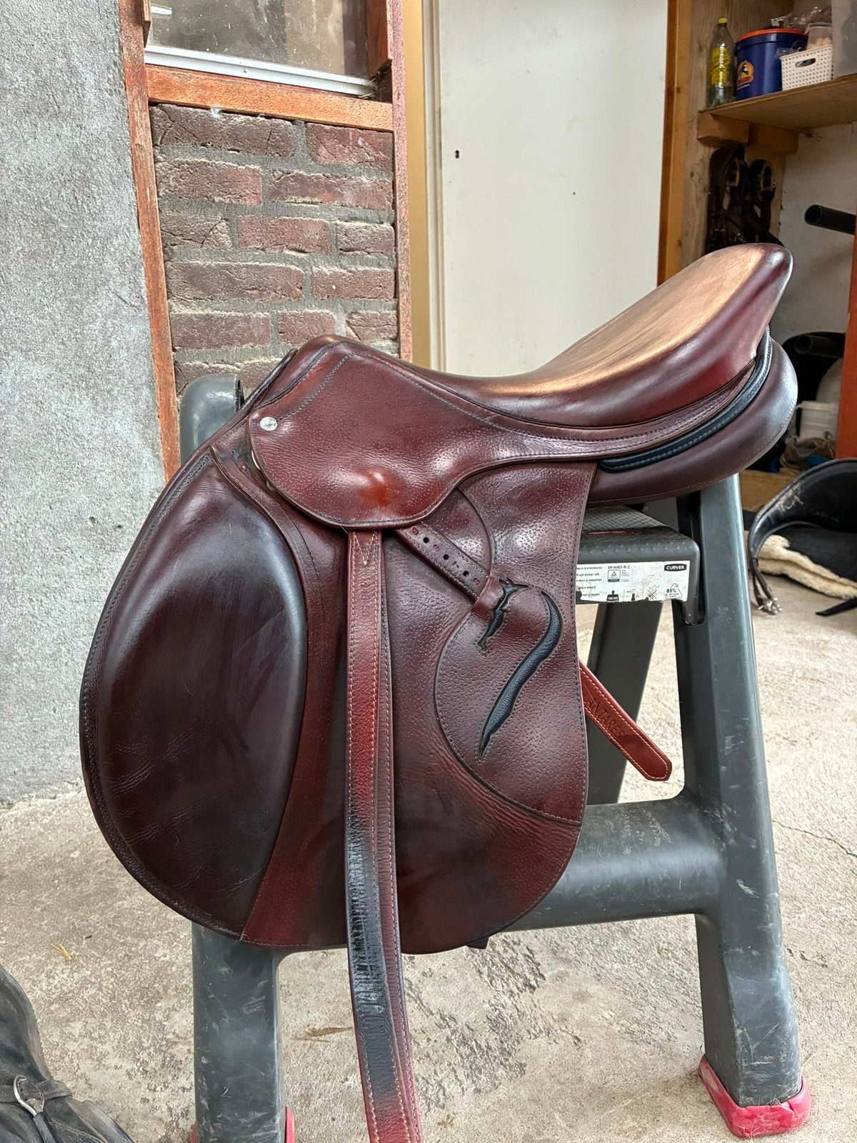 Antares springzadel 17,5 inch, Dieren en Toebehoren, Paarden en Pony's | Zadels, Ophalen, Zo goed als nieuw, Springen