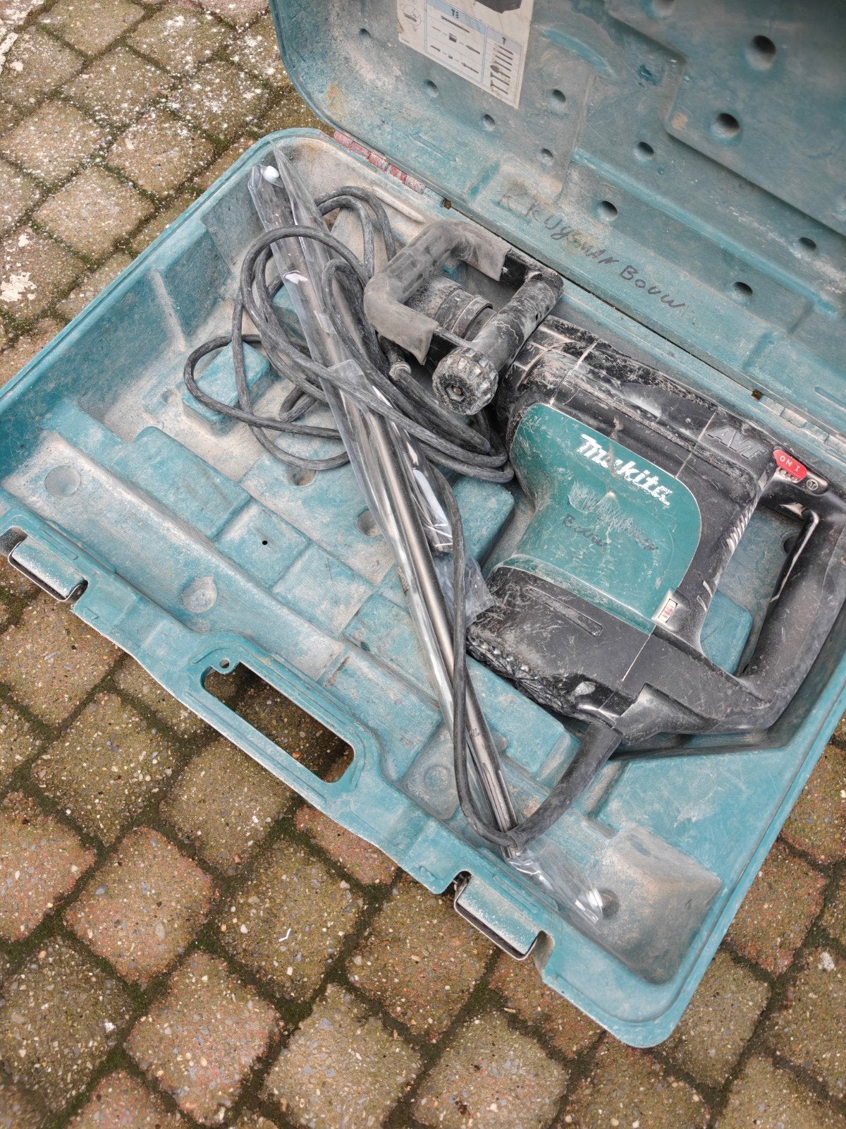 Makita breekhamer met beitels in koffer, Ophalen of Verzenden, Gebruikt, 600 watt of meer, Boor- en/of Breekhamer