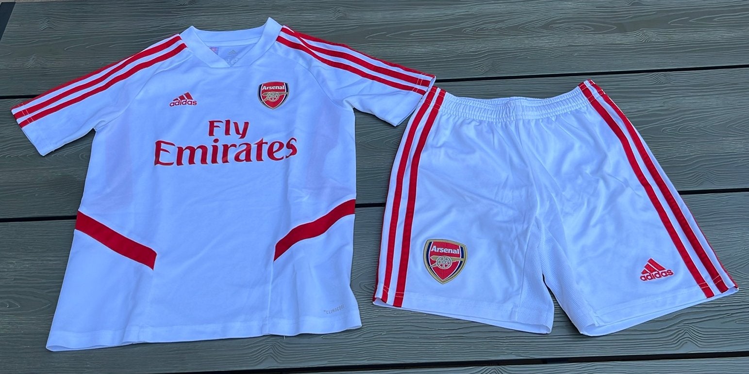 Arsenal voetbaltenue maat 140, Kinderen en Baby's, Ophalen, Zo goed als nieuw, Jongen of Meisje, Sport- of Zwemkleding