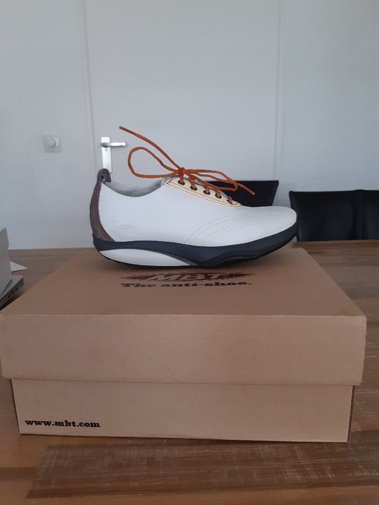 Nieuw MBT schoenen "the anti shoe" maat 37,5 (4,5), Kleding | Dames, Schoenen, Schoenen met lage hakken, Wit, Nieuw, Ophalen of Verzenden