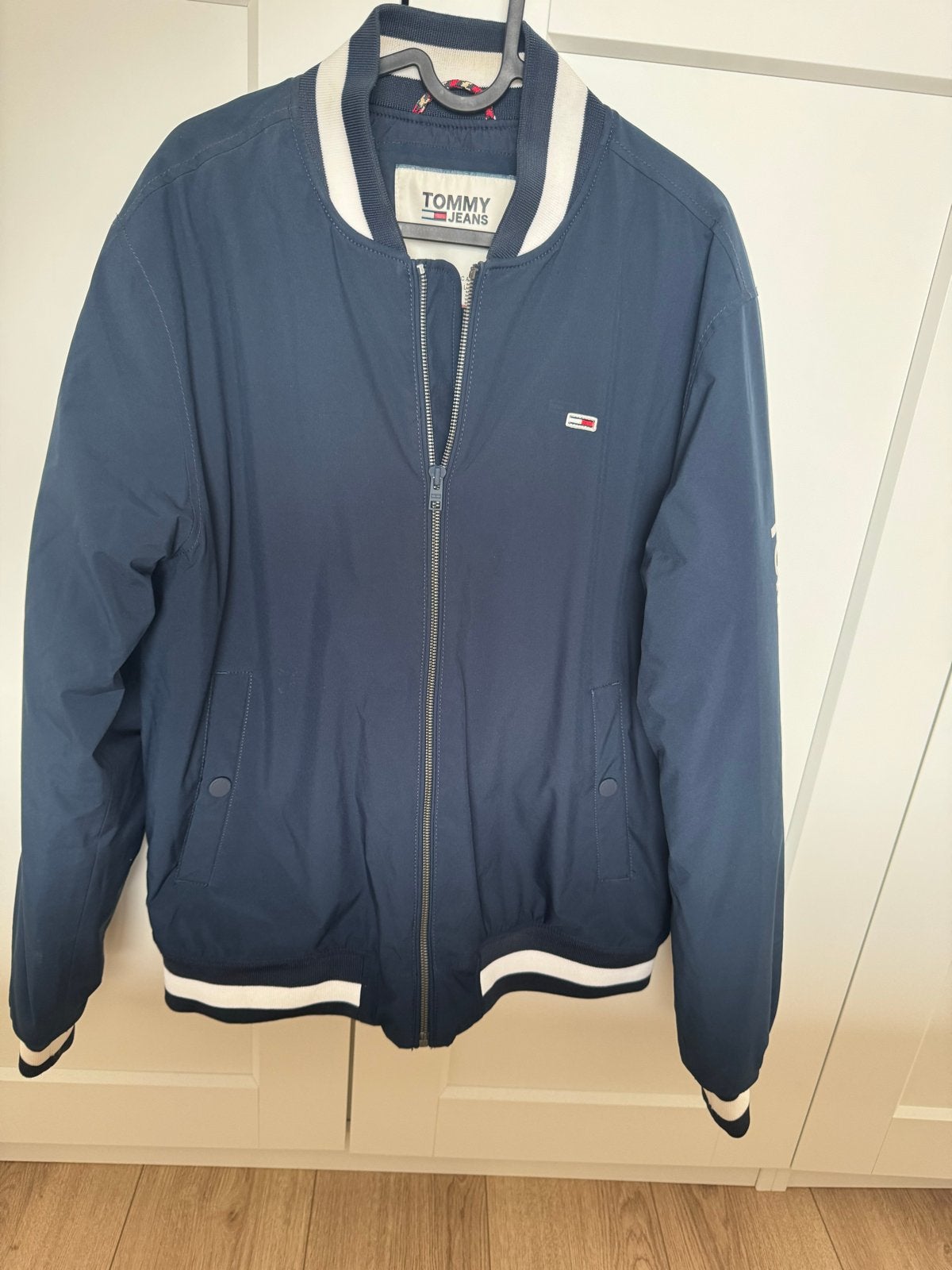 Tommy Jeans Bomberjack - Maat L, Verzenden, Nieuw, Maat 52/54 (L), Blauw