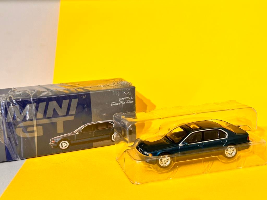 MiniGT 1:64 - BMW E38 750IL / LHD / Sorrento blue metallic, Ophalen of Verzenden, Zo goed als nieuw, Auto