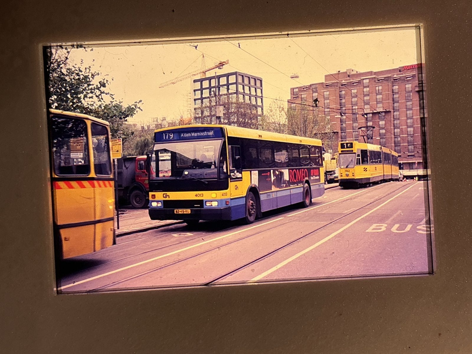 CN Vintage dia: Bus en tram in Amsterdam (jaren '90), Verzamelen, Spoorwegen en Tramwegen, Verzenden, Bus of Metro, Overige typen