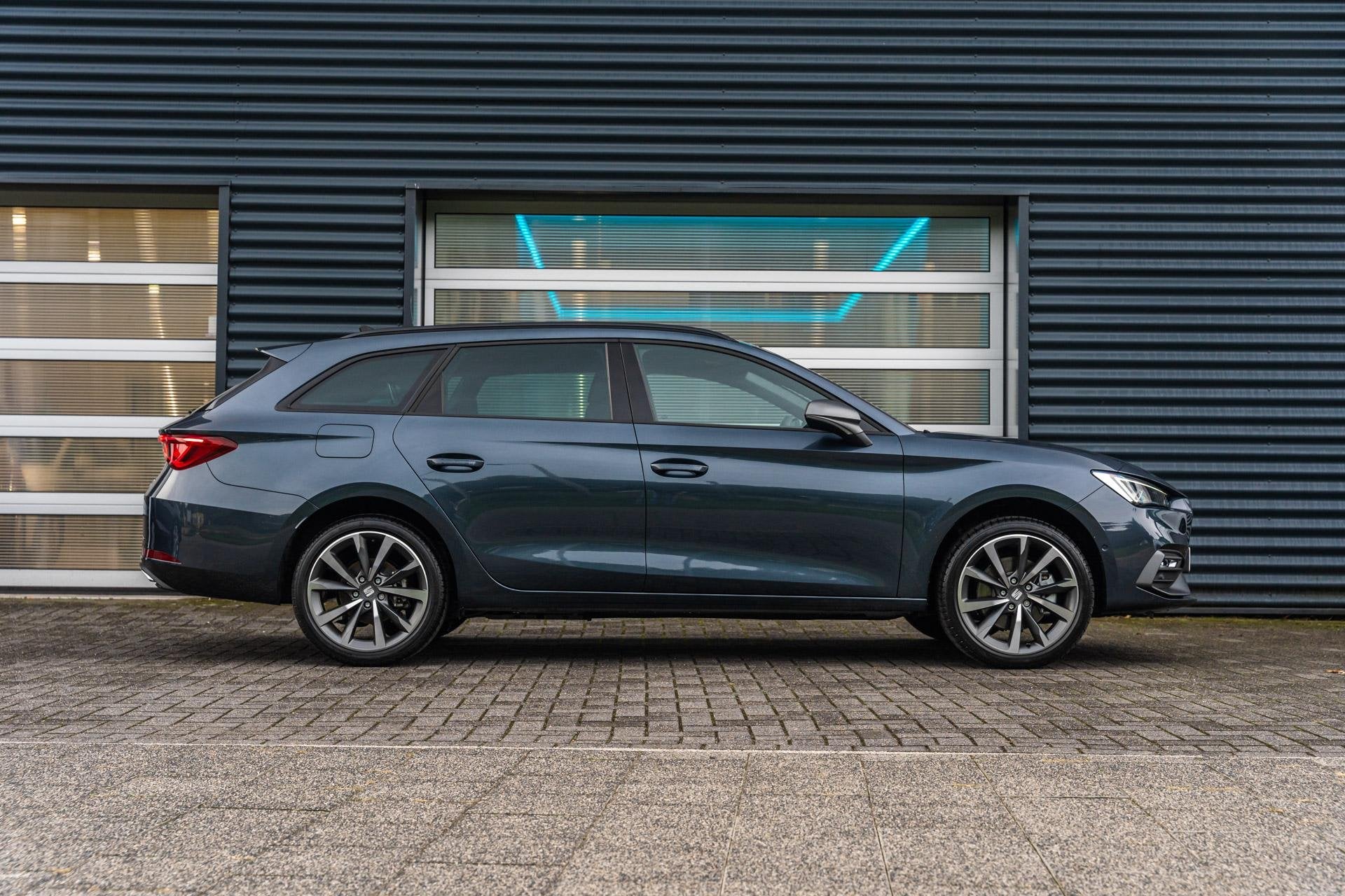SEAT Leon Sportstourer 1.5 TSI 204pk DSG e-Hybrid FR Busines, Auto's, 12 maanden, Stof, 4 cilinders, 26 kWh