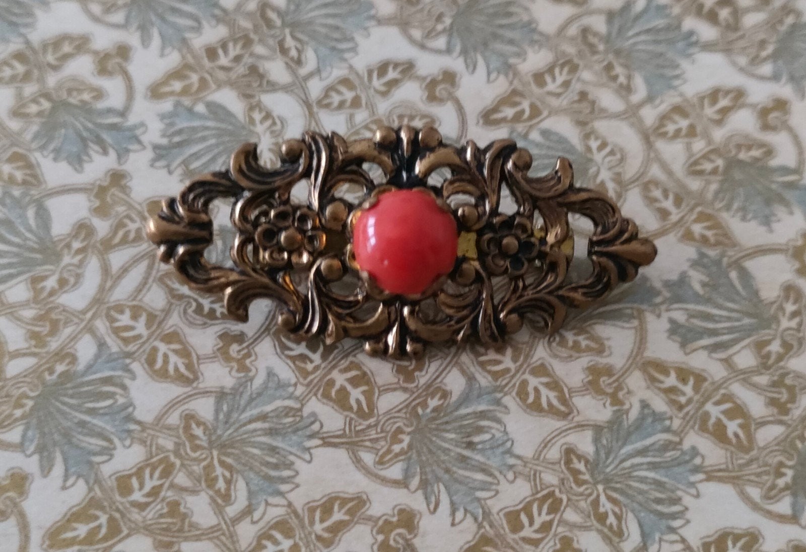 Vintage jaren '50 filigraan broche met imitatie koraal., Ophalen of Verzenden, Gebruikt, Rood