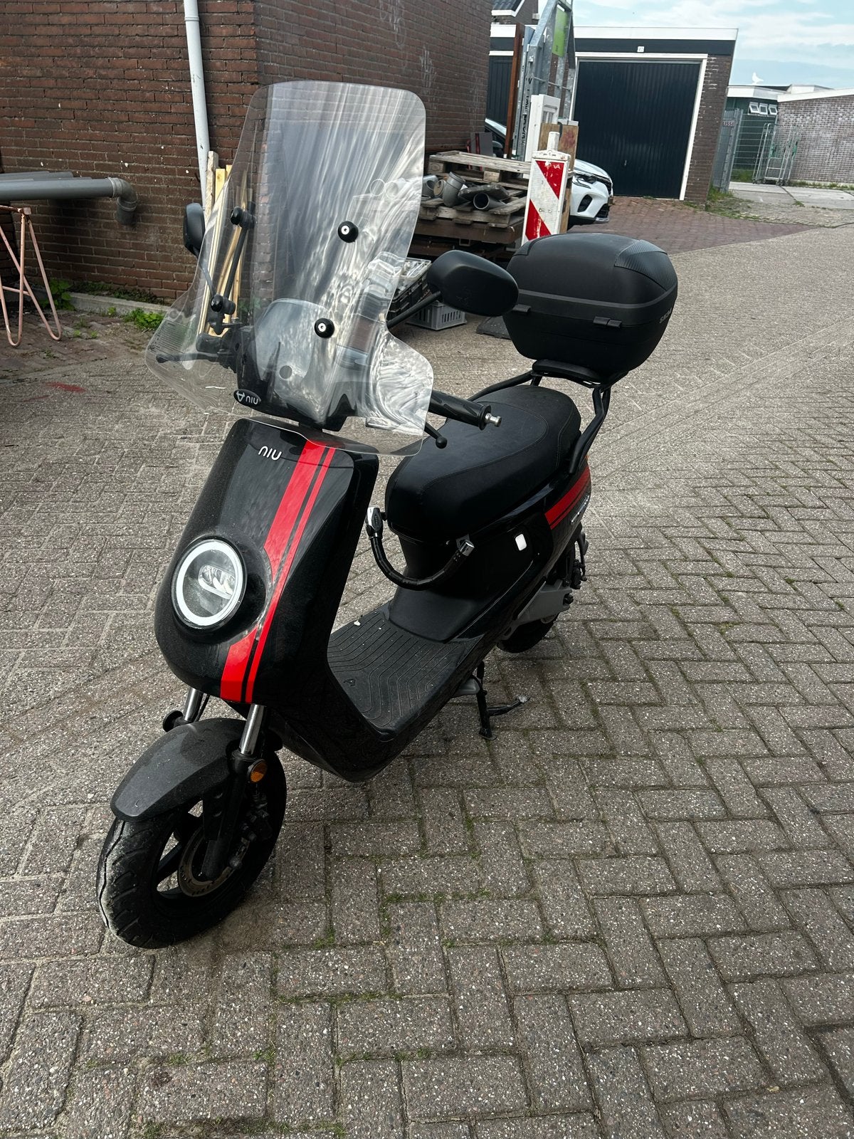 Niu M+Sport elektrische scooter met windscherm en topkoffer, Elektrisch, Zo goed als nieuw, Ophalen, Overige merken