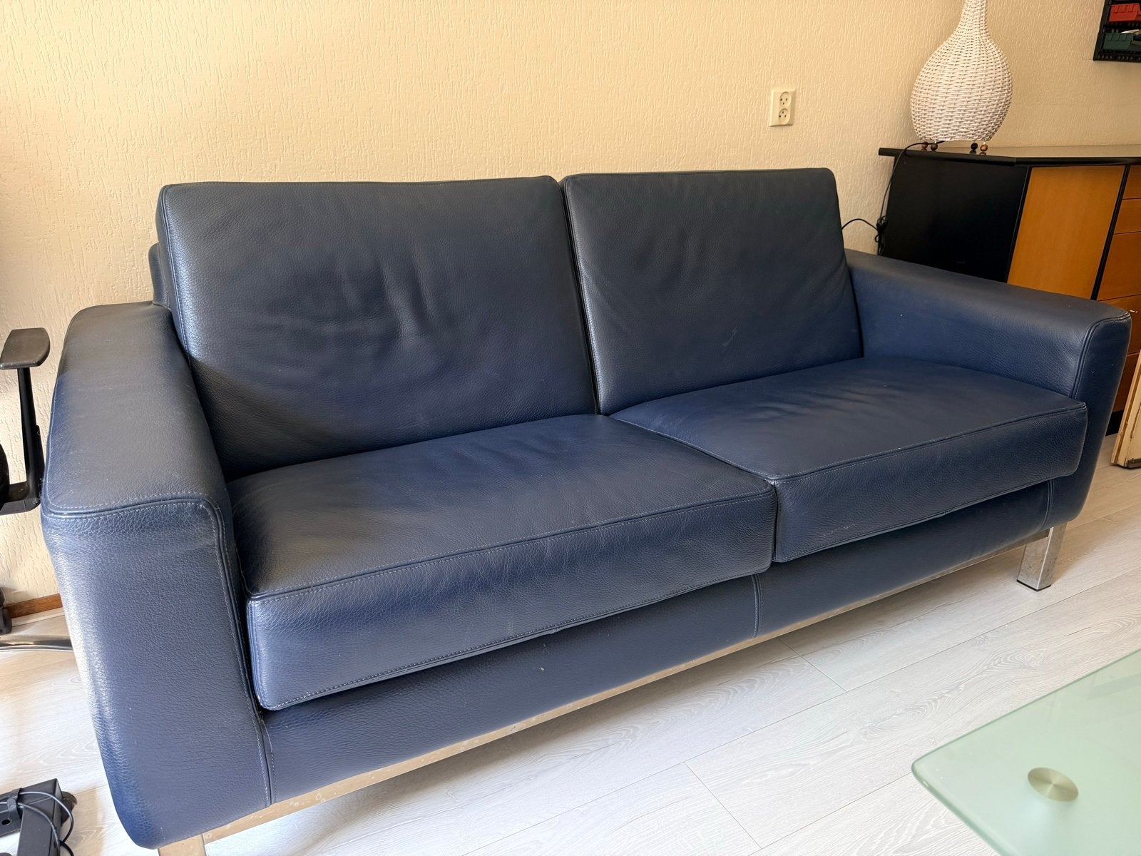 Comfortabele 2-zitsbank van donker blauw leer, Gebruikt, 150 tot 200 cm, Tweepersoons, Ophalen of Verzenden