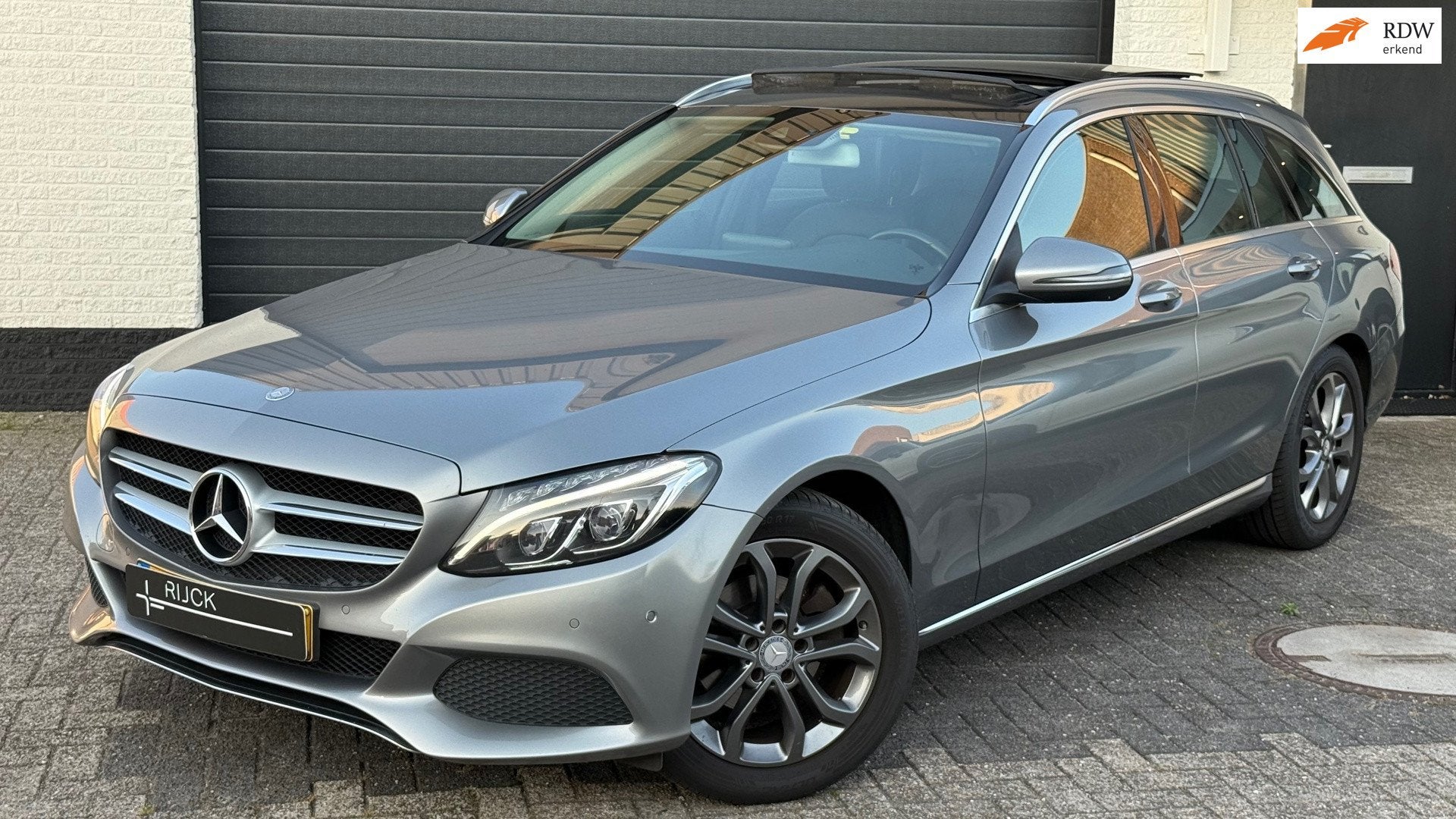 Mercedes-Benz C-klasse Estate 180 Prestige | Pano | Dodehoek, Achterwielaandrijving, Leder en Stof, 1595 cc, 750 kg