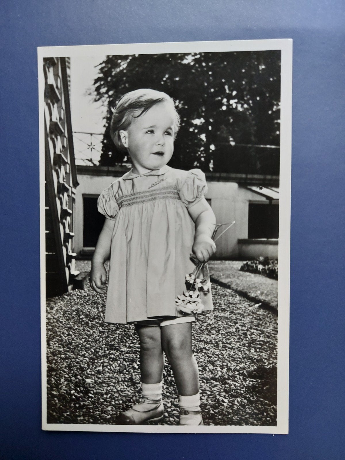 Oude foto Prinses Marijke (Christina) met bloemen, Ophalen of Verzenden, Gebruikt