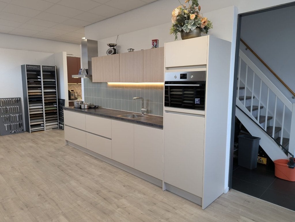 Moderne greeploze beige/grijs (greige) keuken, Huis en Inrichting, Ophalen, Overige kleuren, Nieuw, Enkelwandige keuken
