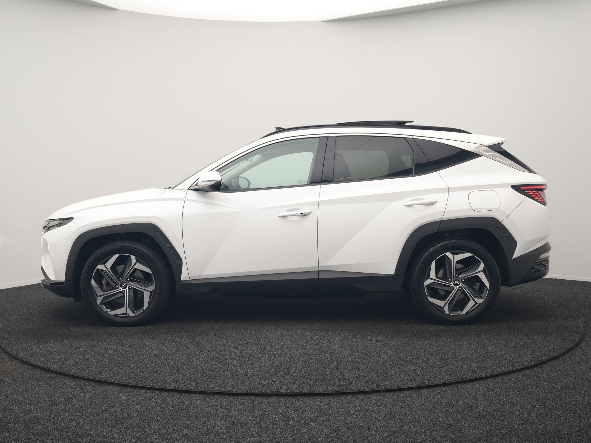 Hyundai Tucson 1.6 T-GDI Comfort Smart 4WD PHEV 265pk | Pano, Auto's, Hyundai, Automaat, Automatische klimaatregeling, Stof, Gebruikt
