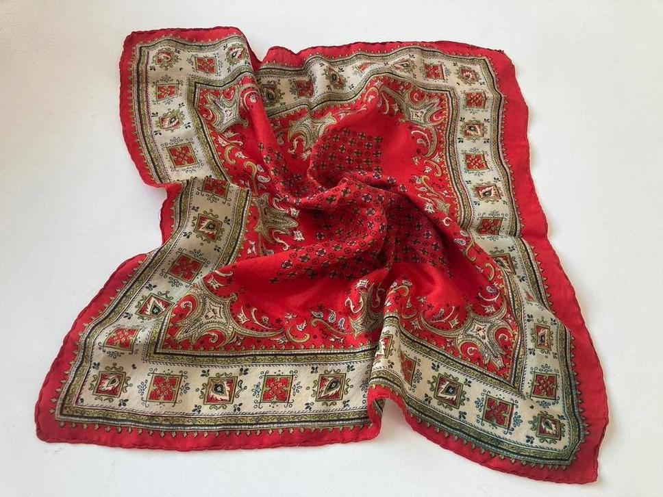 Zijde Sjaaltje / Bandana mooie print anna romy boho, Ophalen of Verzenden, Gedragen, Maat 38/40 (M), Sjaal