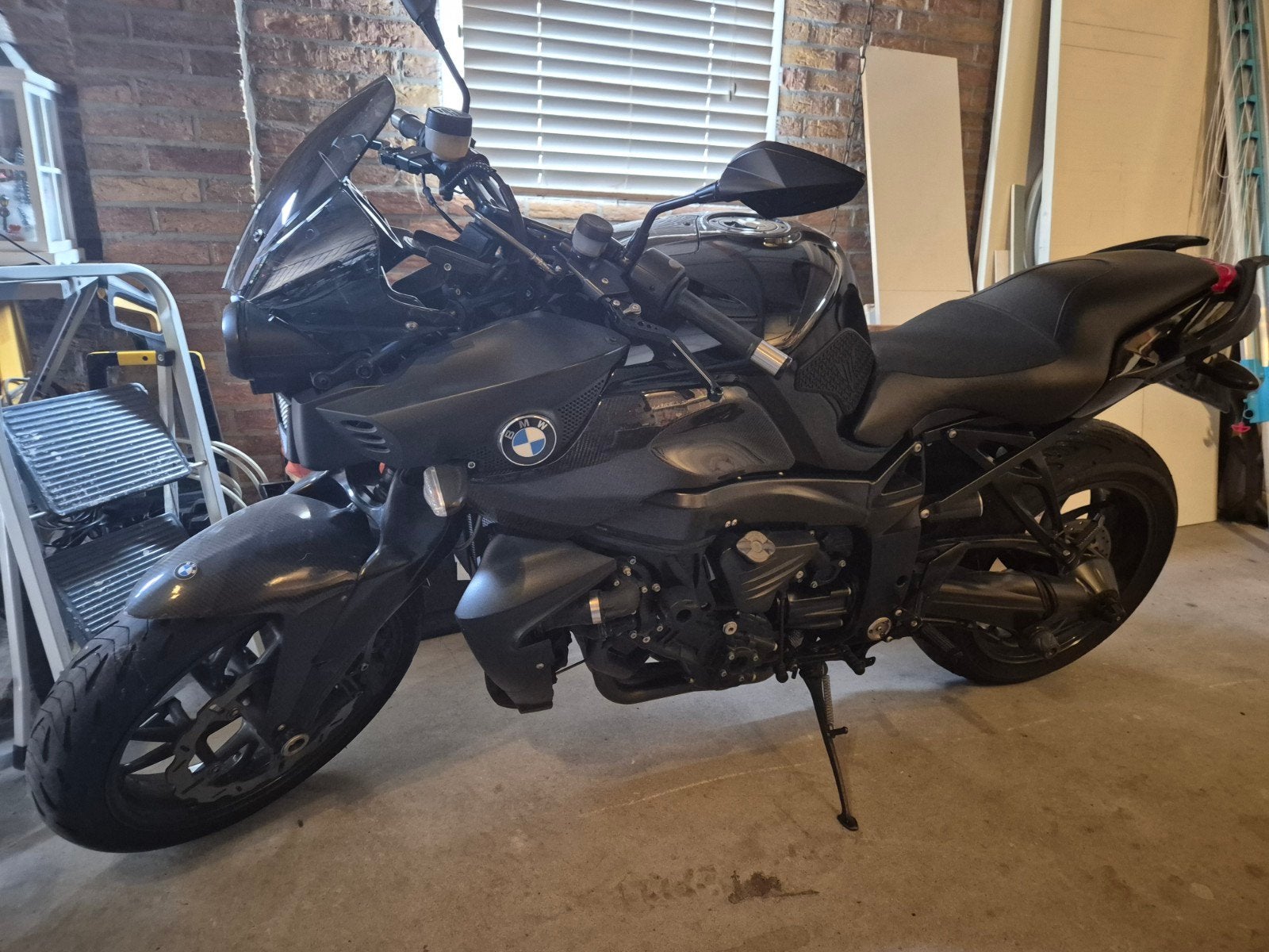 Zwarte BMW K1200R uit 2005 – Zwart met carbon en 163 pk.

Ne, Particulier, Naked bike