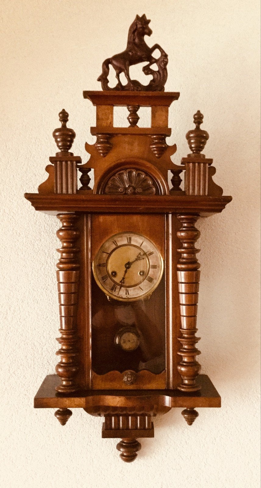 Antieke regulator wandklok met paard, Ophalen