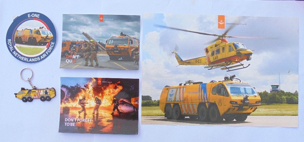 5 items militair Brandweerwagen E-ONE Koninklijke Luchtmacht, Ophalen of Verzenden, Luchtmacht, Nederland, Embleem of Badge
