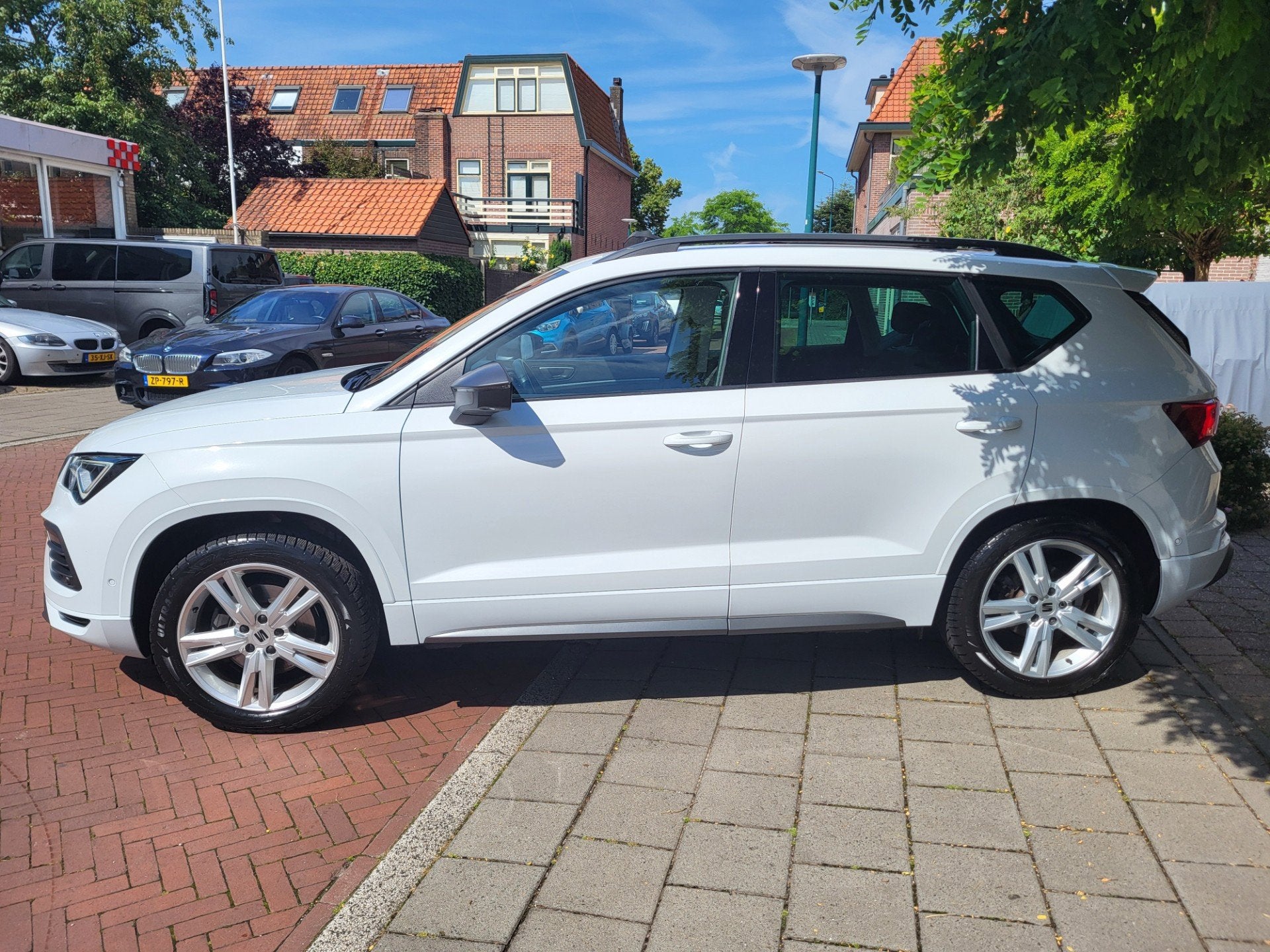 Seat Ateca 1.5 TSI Xperience Business Intense panoramadak Ga, Auto's, 15 km/l, 4 cilinders, Ateca, Wit