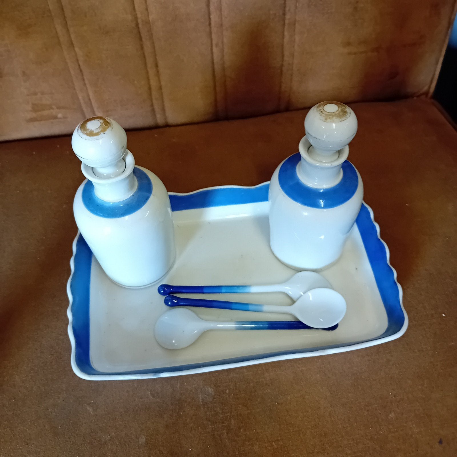 Vintage keramische olie- en azijnset met dienblad en lepels, Antiek en Kunst, Antiek | Keramiek en Aardewerk, Verzenden