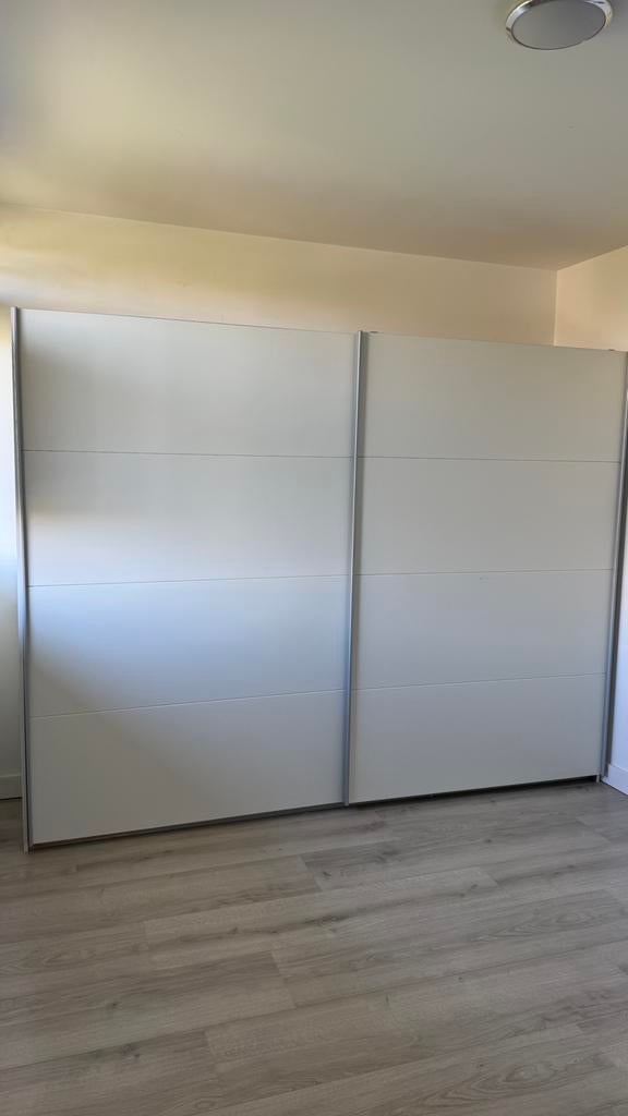 Mooie witte losstaande kledingkast met schuifdeuren, Huis en Inrichting, Kasten | Roldeurkasten en Archiefkasten, Ophalen, Gebruikt