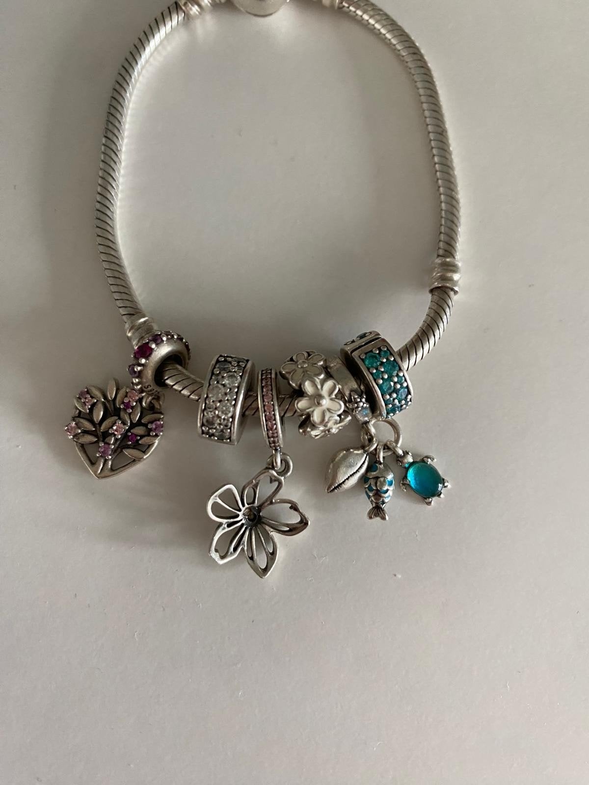 Pandora armband met 6 zilveren bedels, Gebruikt, Zilver, Zilver, Met bedels of kralen