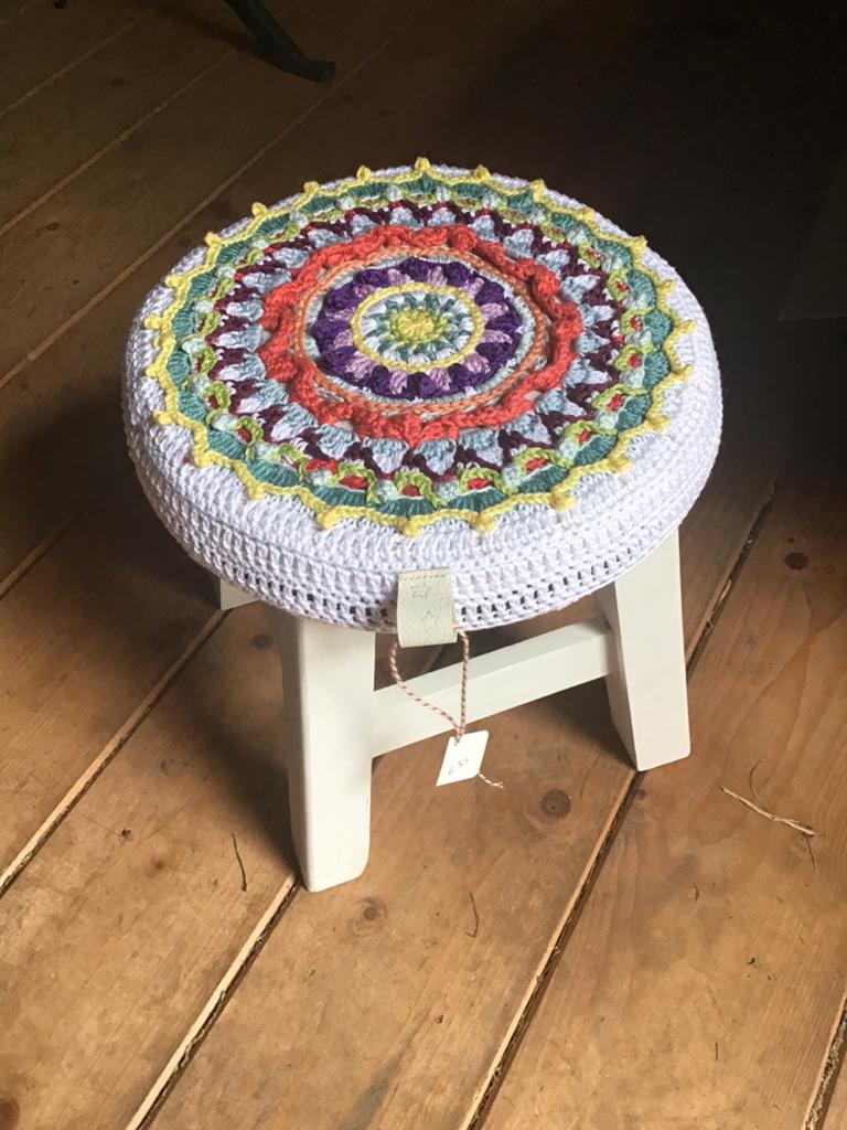 Wit houten krukje met gehaakt kussen in mandela motief, Huis en Inrichting, Krukjes, Ophalen of Verzenden, Nieuw, Hout