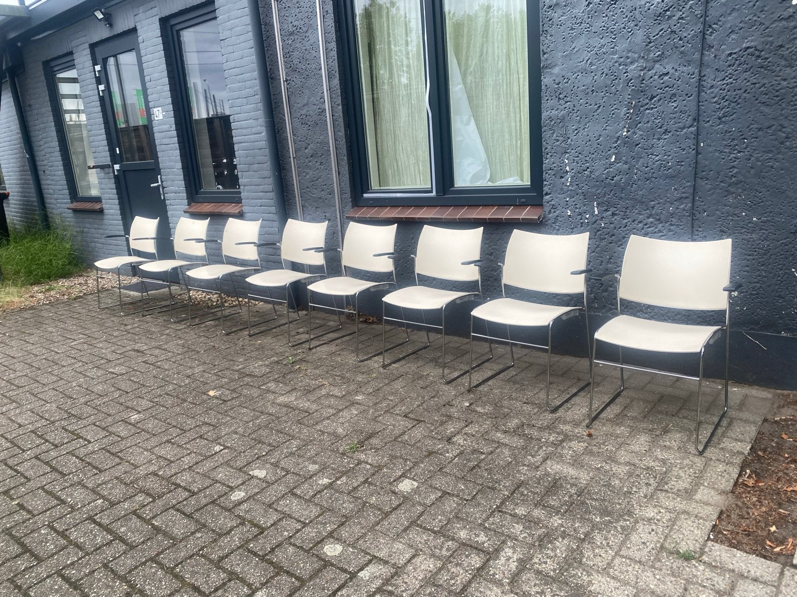 Set van 8 Gebruikte Witte Vergaderstoelen met Armleuningen, Ophalen, Kunststof, Gebruikt, Wit
