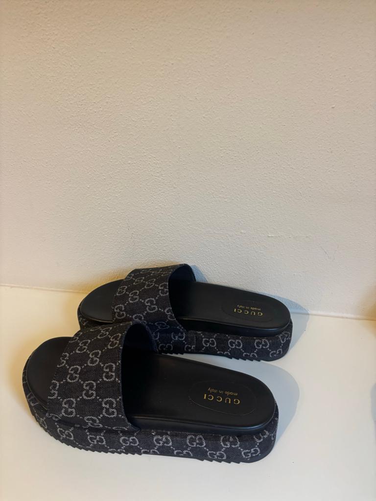 Gucci Slippers met GG-patroon, Kleding | Dames, Schoenen, Ophalen of Verzenden, Zo goed als nieuw, Zwart, Slippers