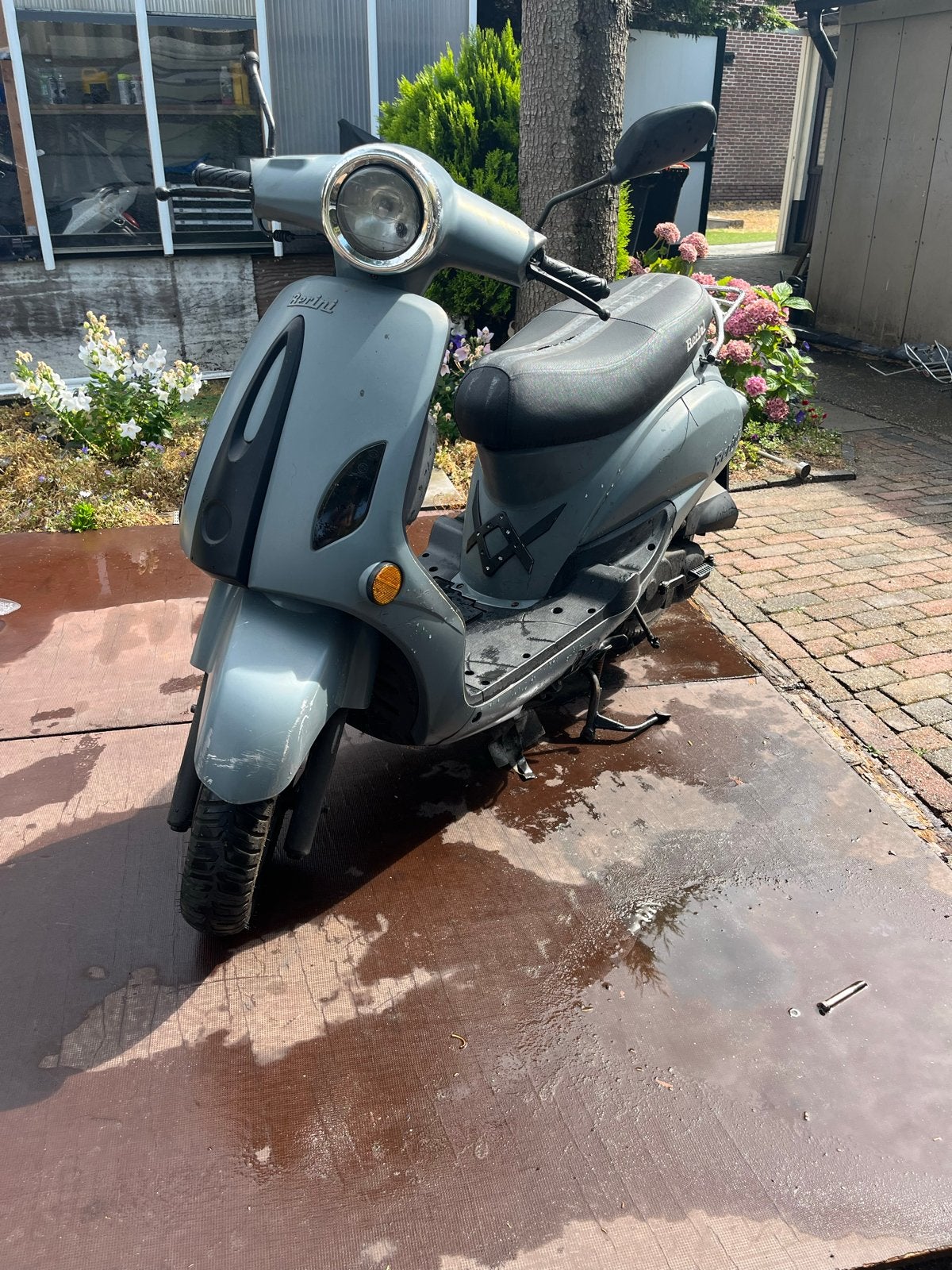 Berini scooter - Start en loopt, accu en remkabel ontbreken, Fietsen en Brommers, Snorfietsen en Snorscooters, Ophalen, Gebruikt