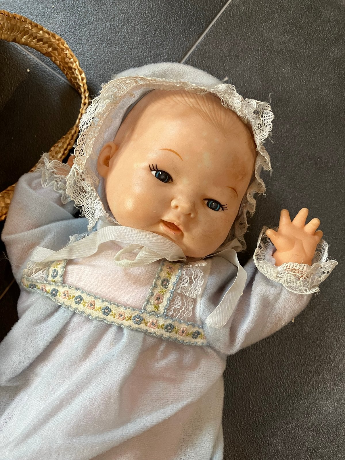Vintage Babypop met rieten draagmandje en gehaakte deken, Verzamelen, Ophalen of Verzenden, Gebruikt, Babypop