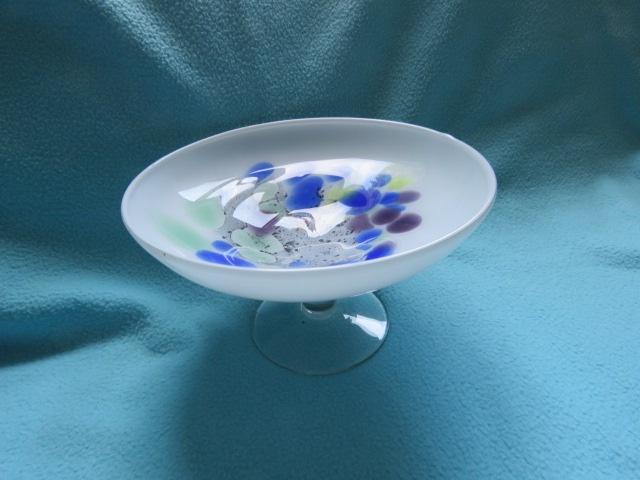 Glazen schaal op voet wit met gekleurd glas 20 cm doorsnede, Schaal, Rond, Ophalen of Verzenden, Glas