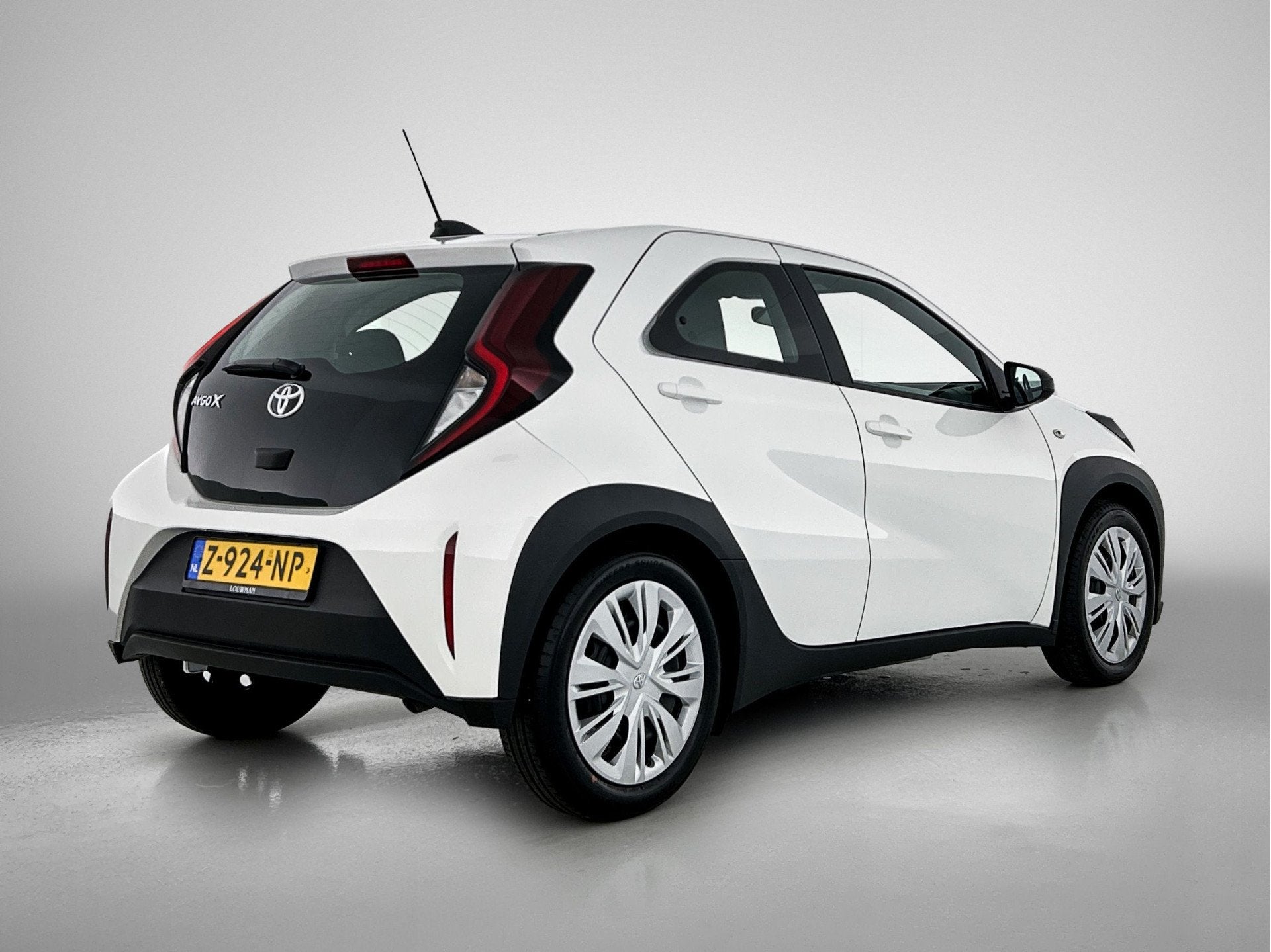 Toyota Aygo X 1.0 VVT-i MT Play (bj 2024), Auto's, 12 maanden, Stof, Gebruikt, 920 kg