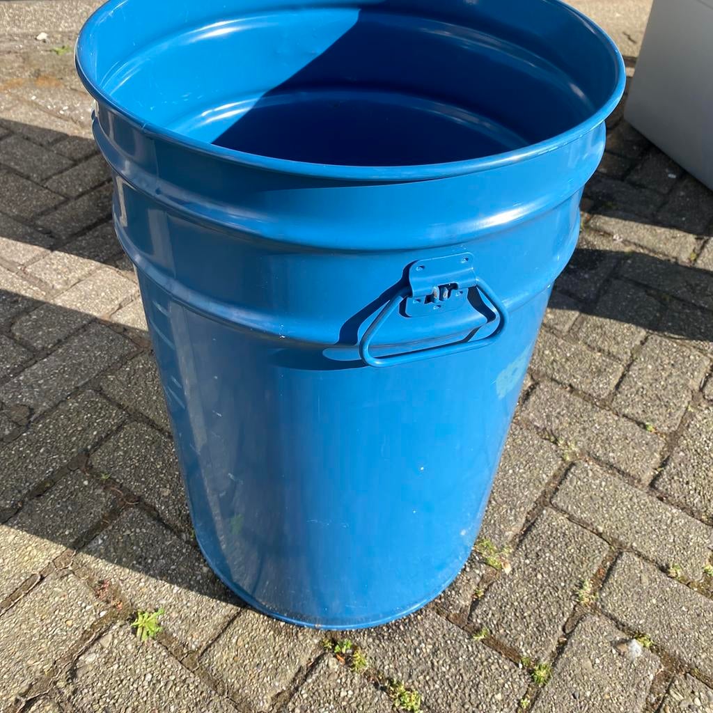 Stalen tonnen twee stuks, 150 liter of meer, Ophalen of Verzenden, Gebruikt, Metaal