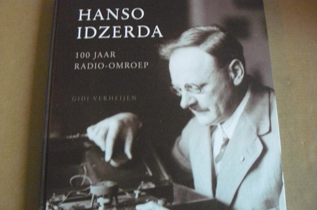 RADIO / HANSO IDZERDA / 100 jaar radio - omroep, Ophalen of Verzenden, Zo goed als nieuw