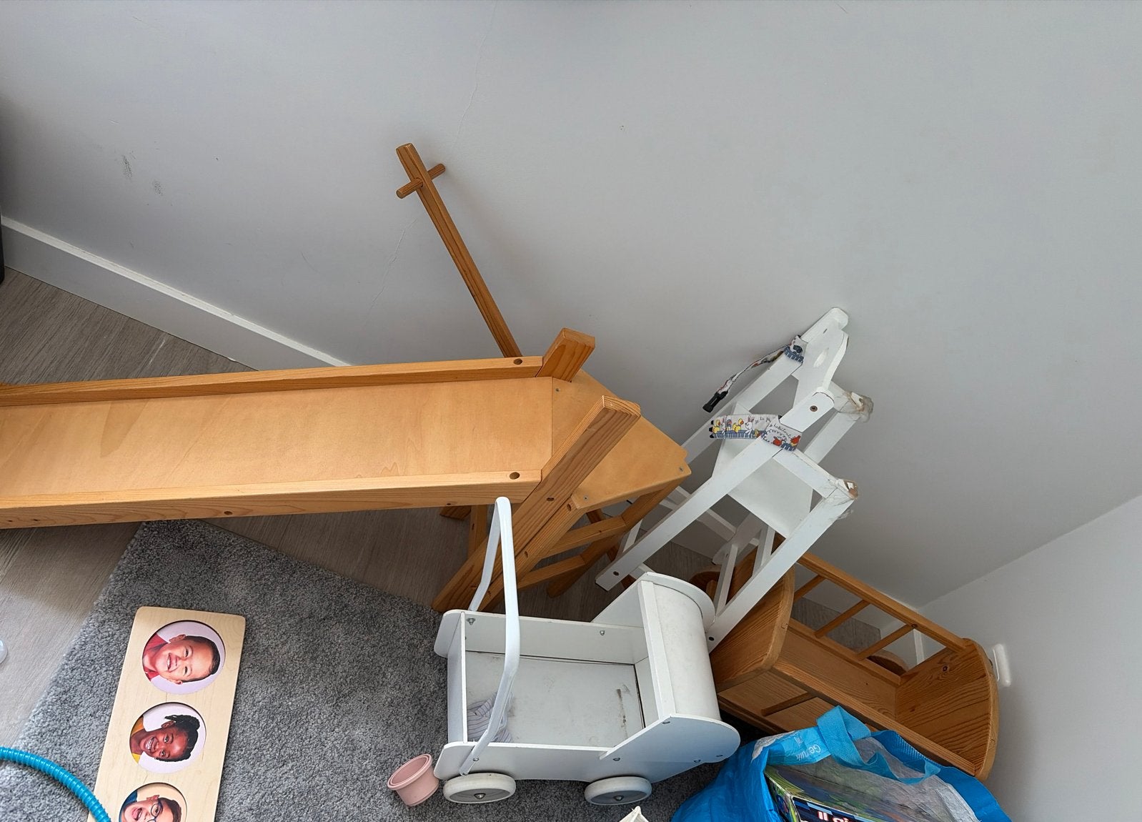 Diverse poppen accessoires: bedje, kinderwagen, stoel, Ophalen, Gebruikt, Overige typen