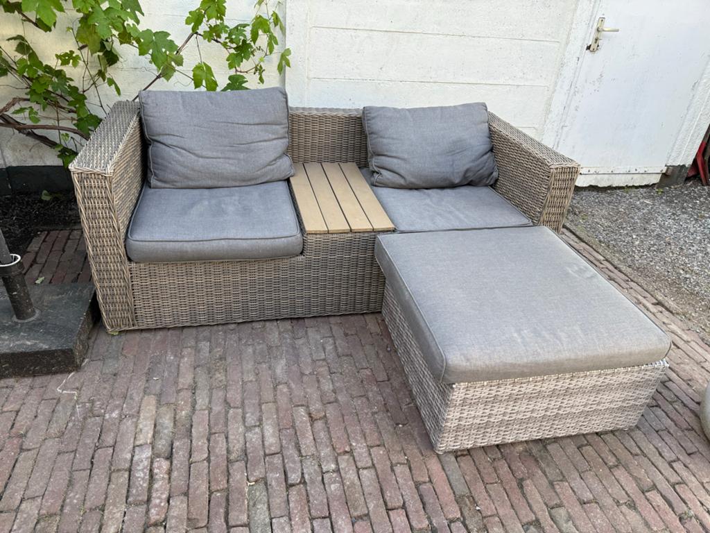 Comfortabele Wicker Loungeset met Hocker - Grijs, Tuin en Terras, Tuinsets en Loungesets, Gebruikt, 3 zitplaatsen, Ophalen of Verzenden