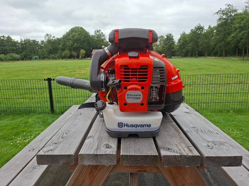 Husqvarna 570BTS bladblazer bj 07-2025, Tuin en Terras, Ophalen, Benzine, Ruggedragen, Zo goed als nieuw