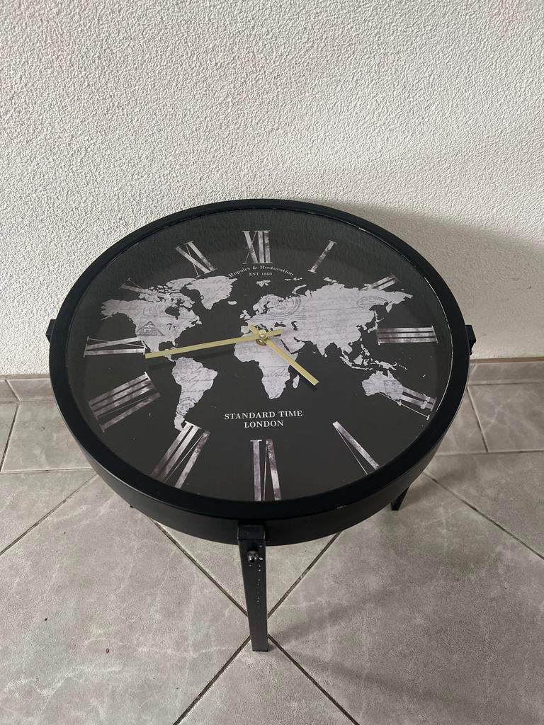 Bijzettafel met werkende klok, Huis en Inrichting, Tafels | Bijzettafels, Minder dan 45 cm, Minder dan 55 cm, Metaal of Aluminium
