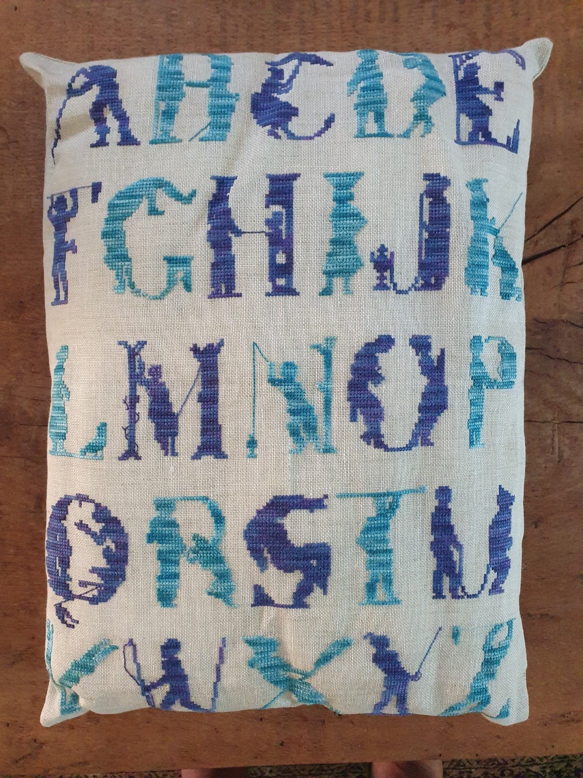 nieuw! DMC alfabet linnen geborduurd kussen 30 x 40 cm, Overige merken, Nieuw, Verzenden, Blauw