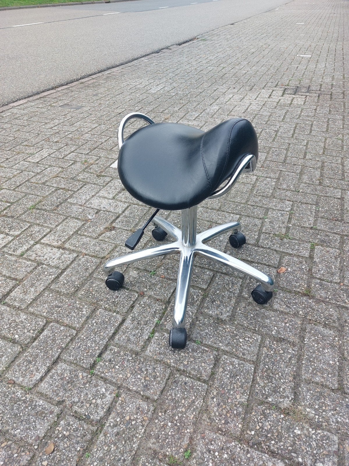 Zwarte ergonomische zadelkruk op wielen, Ophalen, Gebruikt, Zwart, Bureaukruk