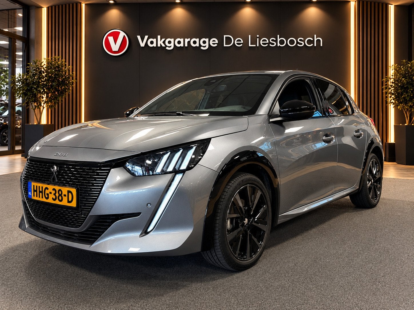 Peugeot 208 1.2 GT 101PK / Navigatie / DAB / Camera / PDC v+, 101 pk, Gebruikt, Leder en Stof, Handgeschakeld