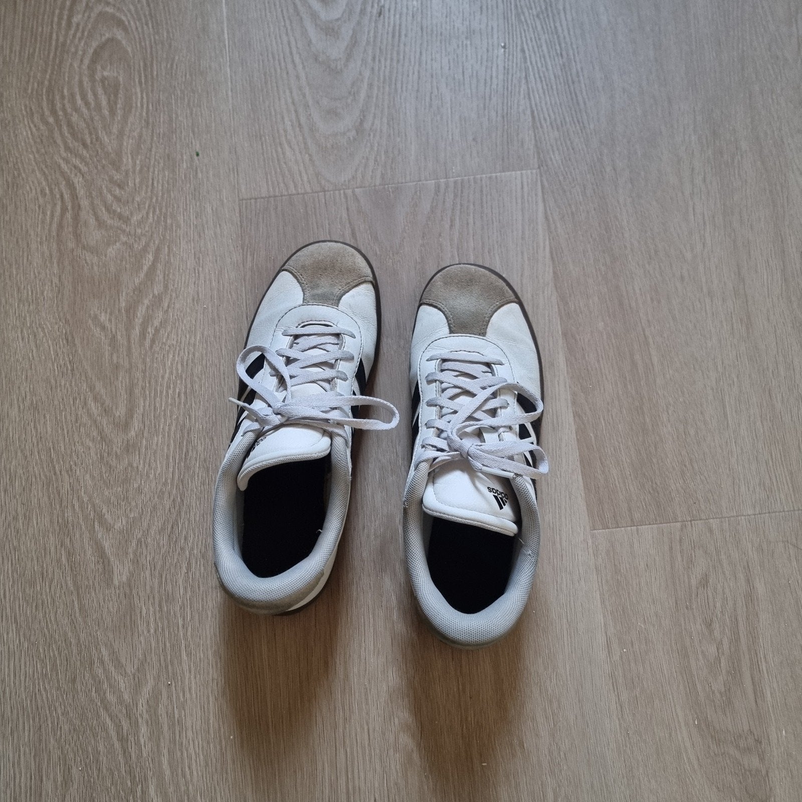 Adidas sneakers wit met zwarte strepen, Adidas, Wit, Ophalen of Verzenden, Sneakers of Gympen