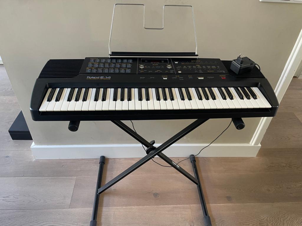 Keyboard Roland met Quik Lokstandaard, Muziek en Instrumenten, Keyboards, Ophalen, Gebruikt, 61 toetsen, Roland