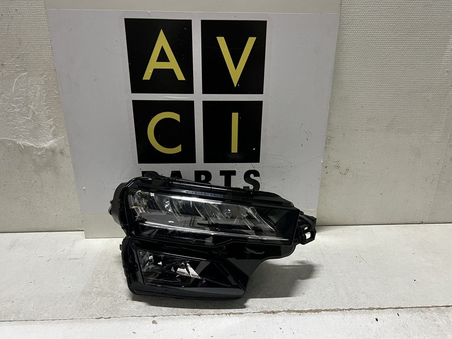 Koplamp Skoda Karoq Facelift Vol LED Rechts 57B941010, Gebruikt, -, -, Ophalen of Verzenden