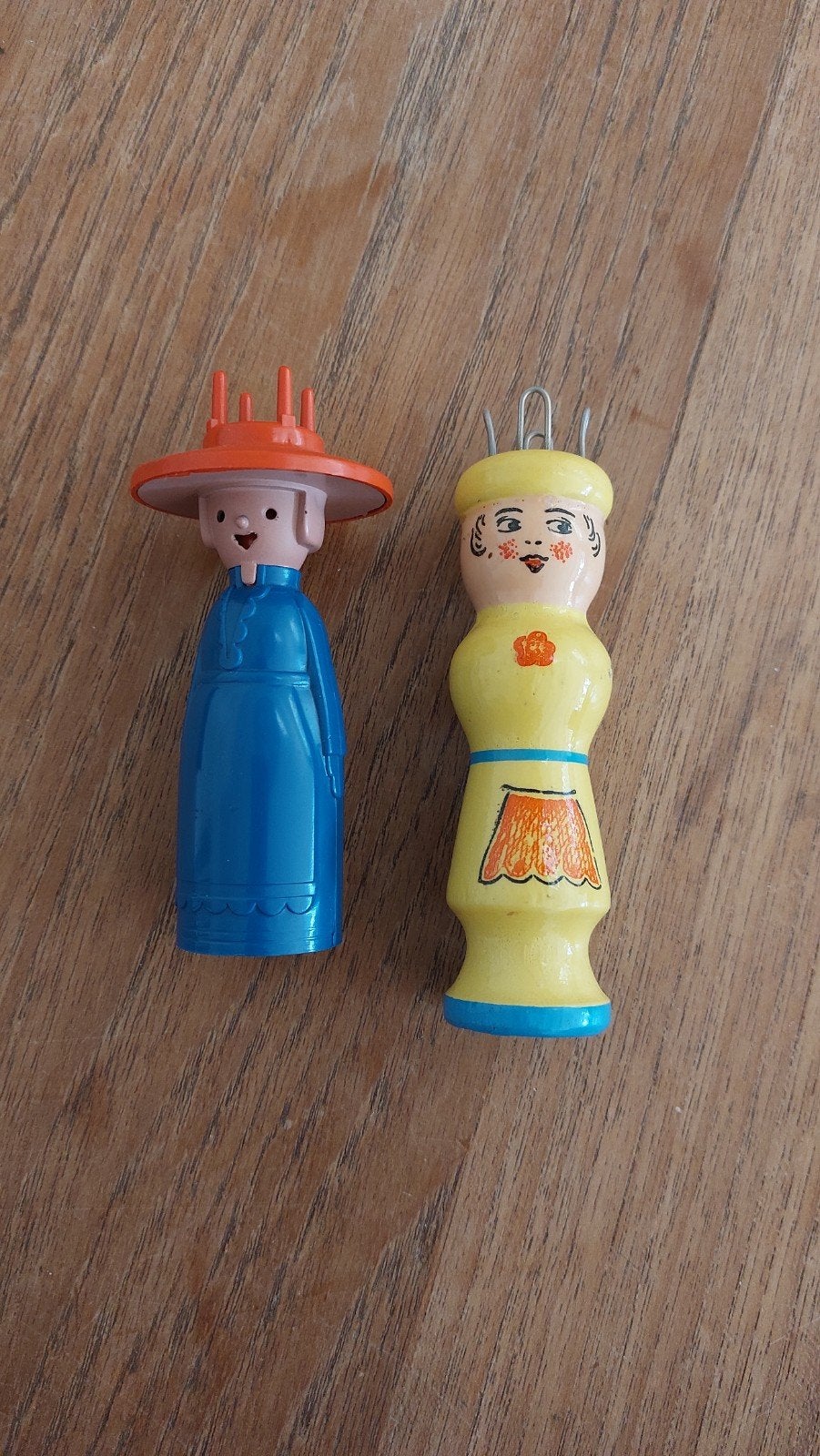 2 Punnikklosjes: 1 Plastic, 1 Hout, Ophalen, Gebruikt, Overige typen