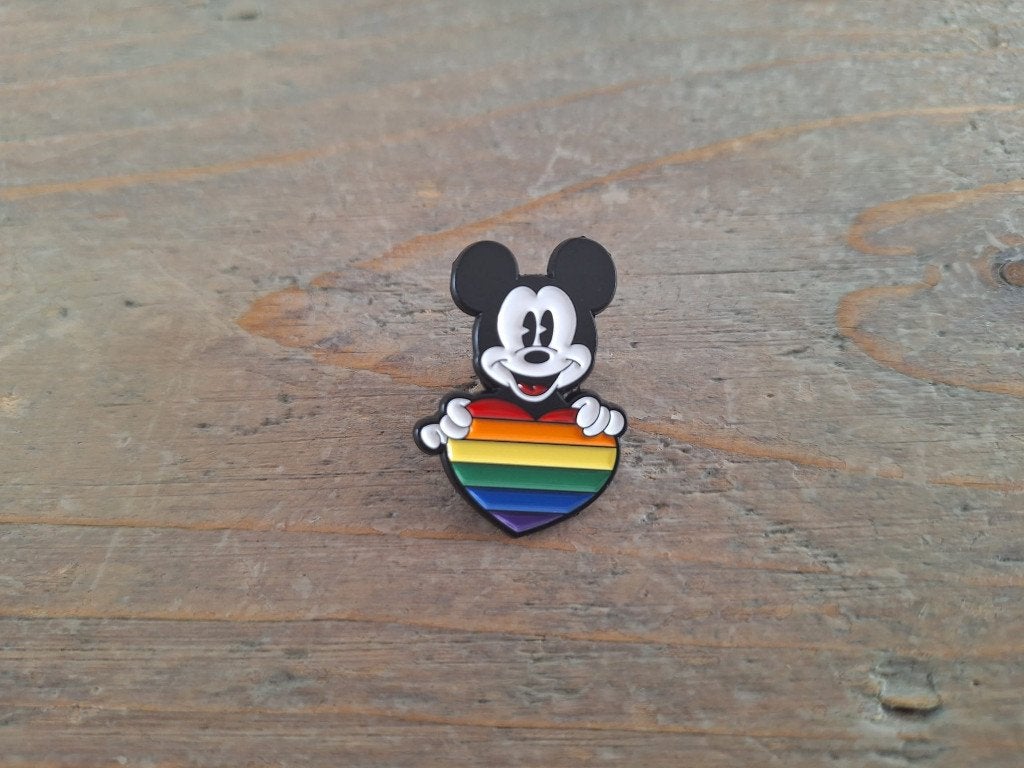 1 pin van Mickey Mouse met een regenboog hartje te koop, Verzamelen, Ophalen of Verzenden, Nieuw, Overige onderwerpen, Speldje of Pin
