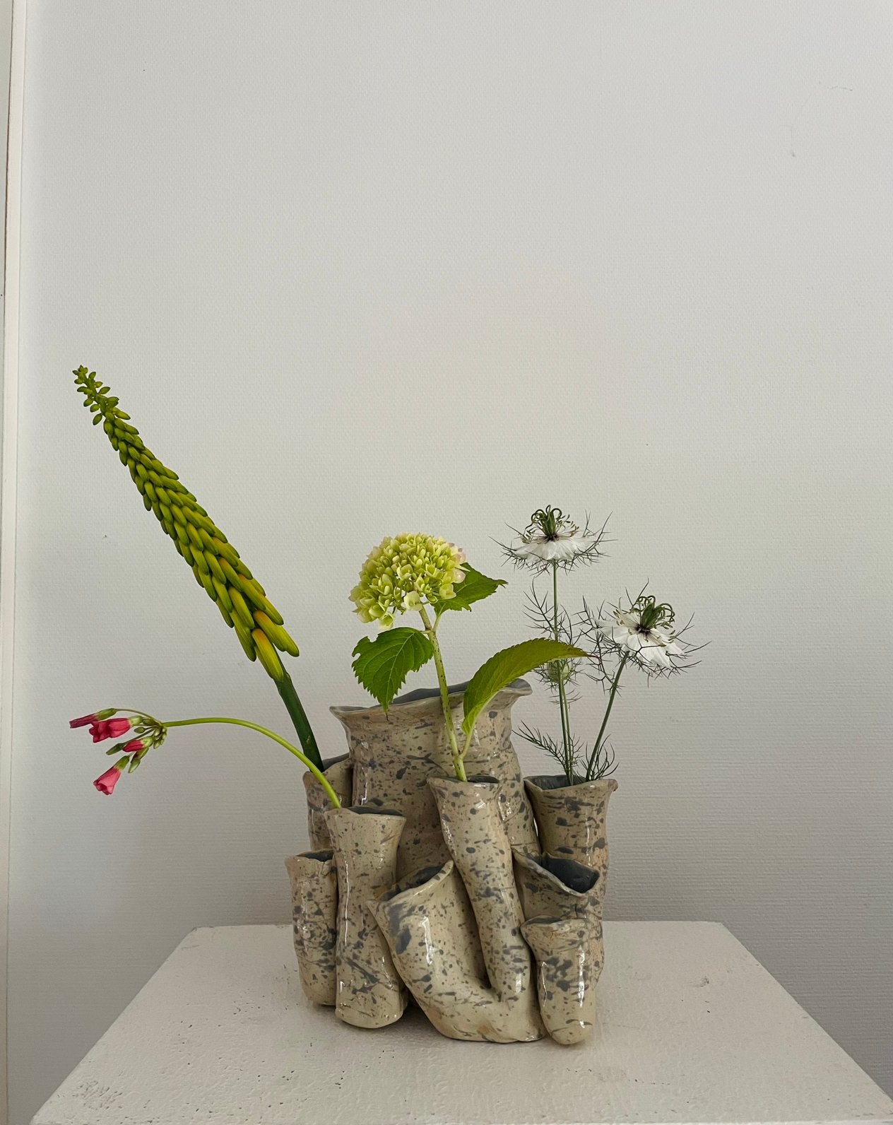 Geglazuurd keramieken Tulpenvaas, Huis en Inrichting, Overige kleuren, Aardewerk of Porselein, Ophalen of Verzenden, Zo goed als nieuw
