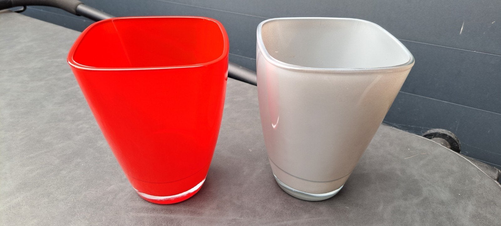 Set van 2 gekleurde glazen vazen/bloempotten., Tuin en Terras, Rond, Ophalen of Verzenden, Binnen, Minder dan 40 cm