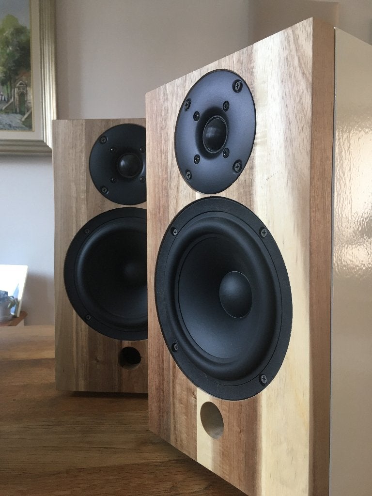 Compacte luidsprekerset 2 weg acaciahout baffle, Zo goed als nieuw, 60 tot 120 watt, Basreflex, Boekenplank luidspreker
