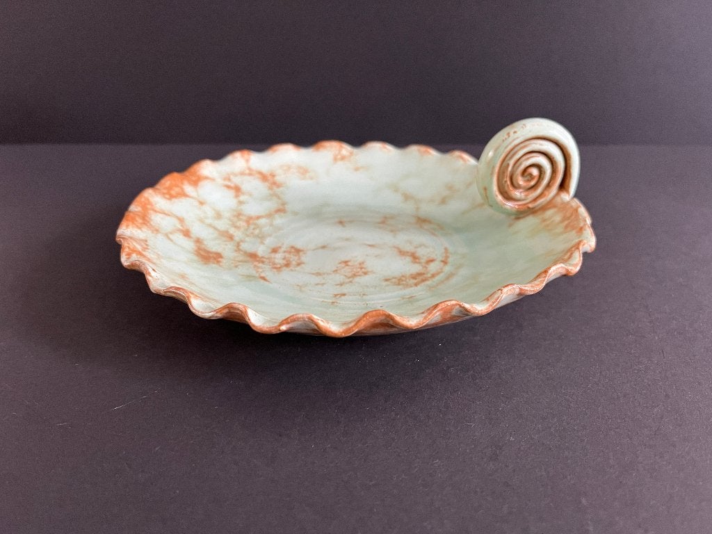Lichtgroene ronde keramiek schaal met handvat van Sphinx, Antiek en Kunst, Ophalen of Verzenden