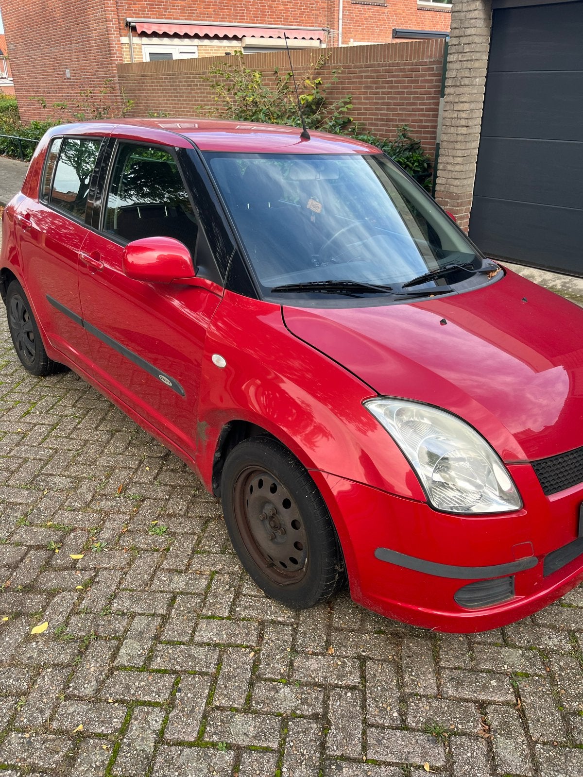 Suzuki Swift 1.3 5D 2008 Rood, Auto's, Suzuki, Voorwielaandrijving, Stof, 40 €/maand, Zwart