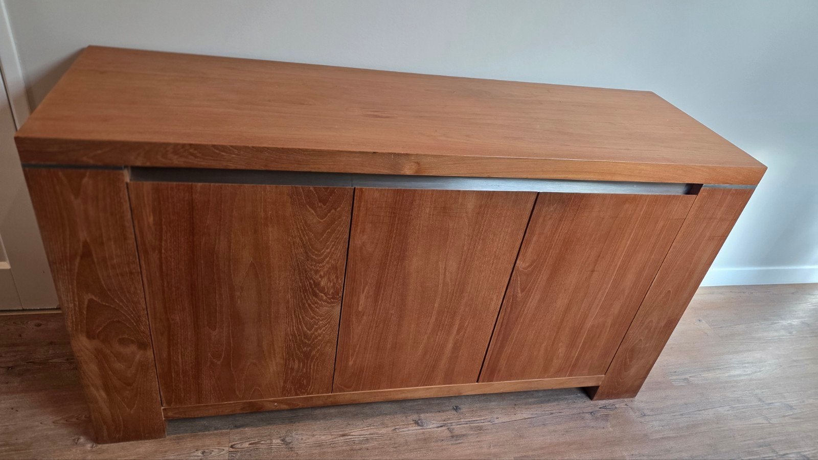 Zware Teak Design Kast met RVS accenten en deurdempers, Huis en Inrichting, Kasten | Overige, Ophalen, Gebruikt